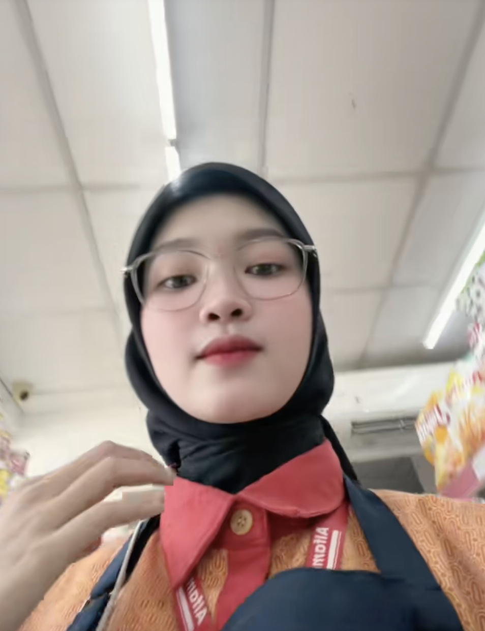 Dina Oktaviani karyawan Alfamart Karawang